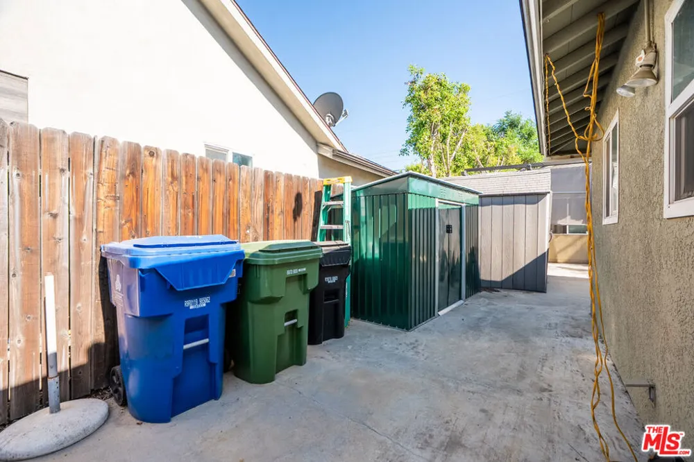 7426 Caldus Avenue Los Angeles, CA 91406