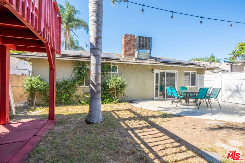 7426 Caldus Avenue Los Angeles, CA 91406