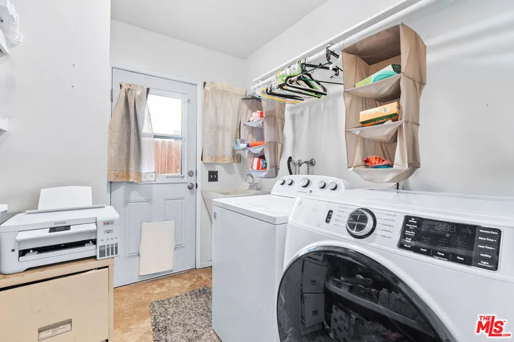 7426 Caldus Avenue Los Angeles, CA 91406