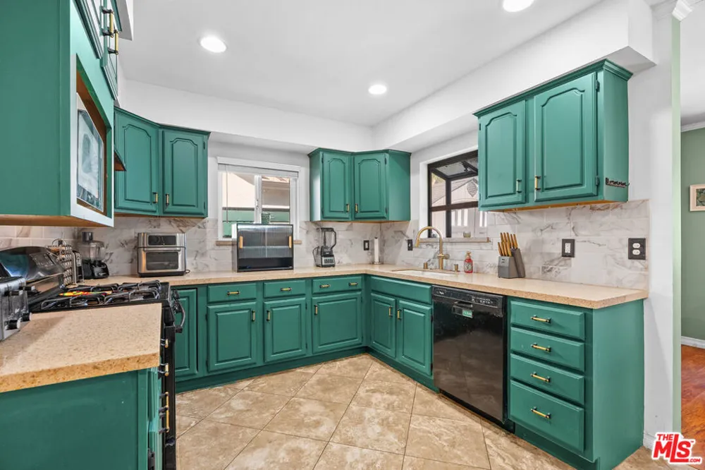 7426 Caldus Avenue Los Angeles, CA 91406