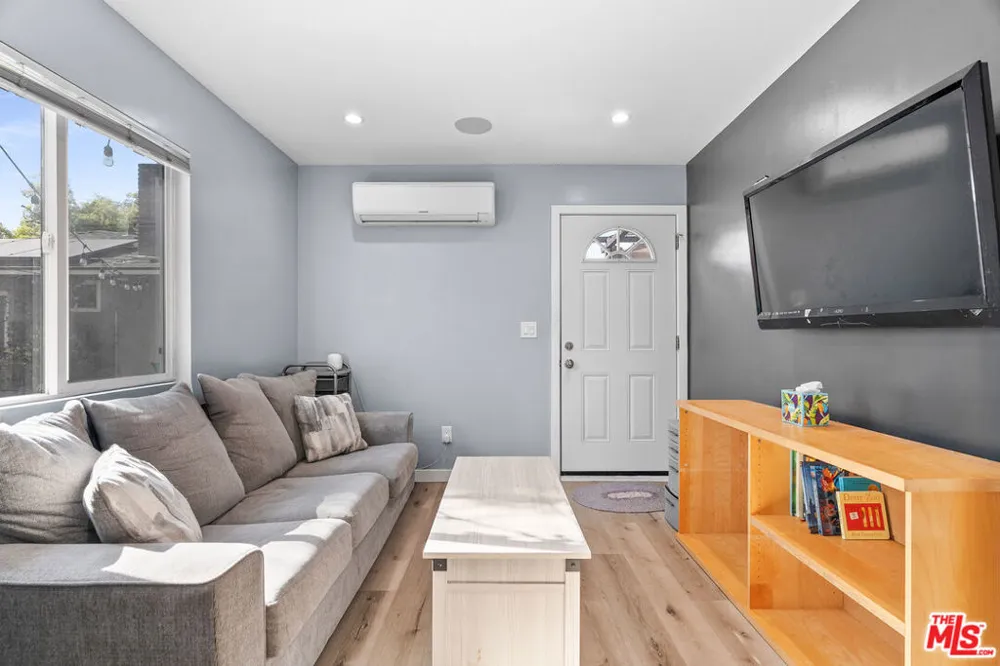 7426 Caldus Avenue Los Angeles, CA 91406