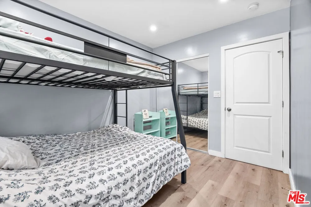 7426 Caldus Avenue Los Angeles, CA 91406