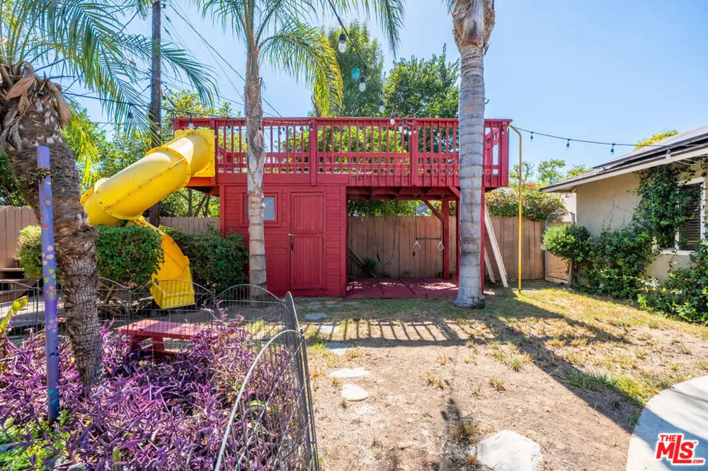 7426 Caldus Avenue Los Angeles, CA 91406