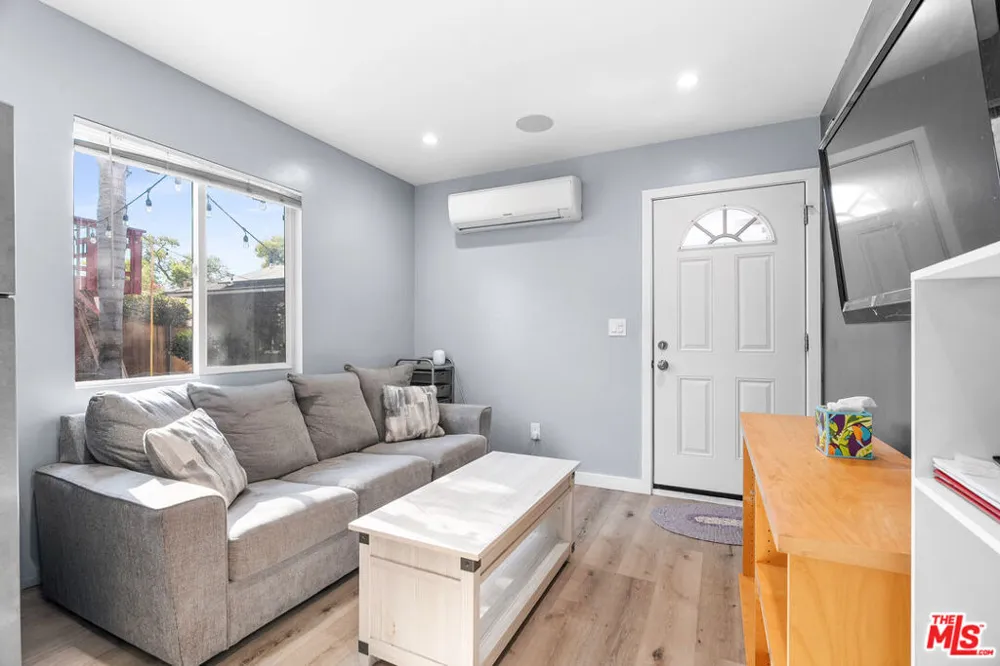 7426 Caldus Avenue Los Angeles, CA 91406