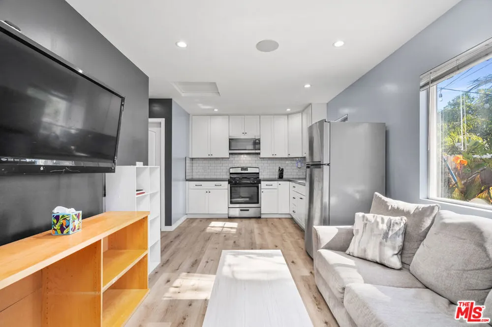 7426 Caldus Avenue Los Angeles, CA 91406
