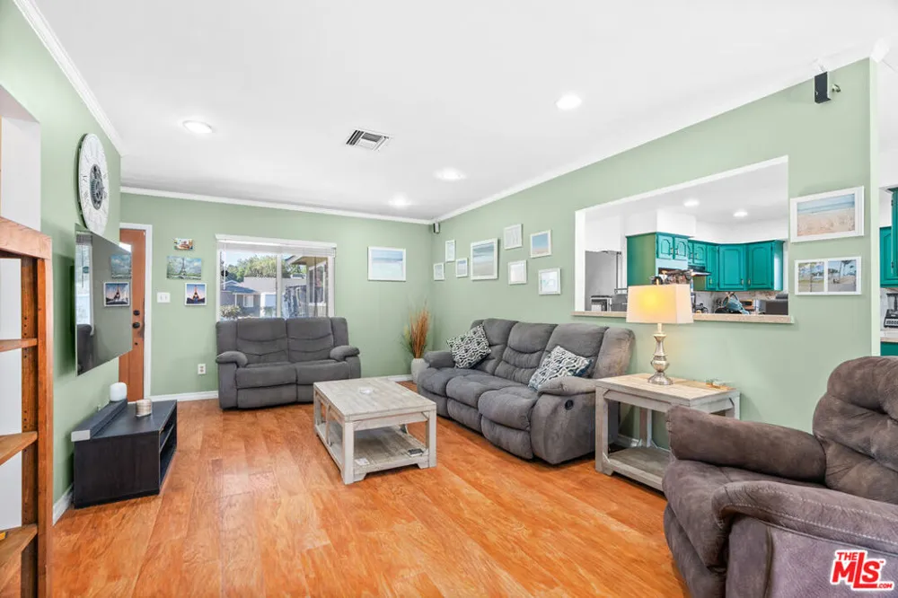 7426 Caldus Avenue Los Angeles, CA 91406
