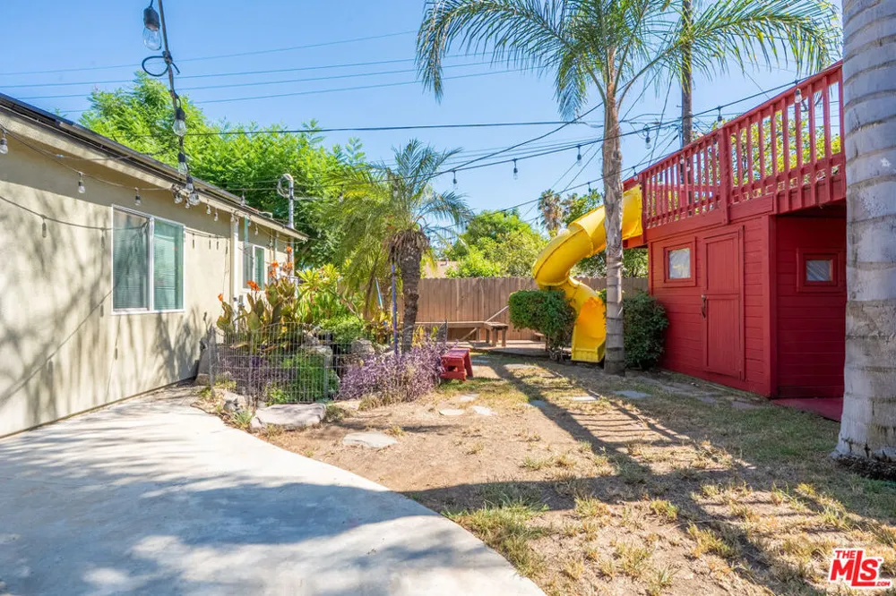 7426 Caldus Avenue Los Angeles, CA 91406