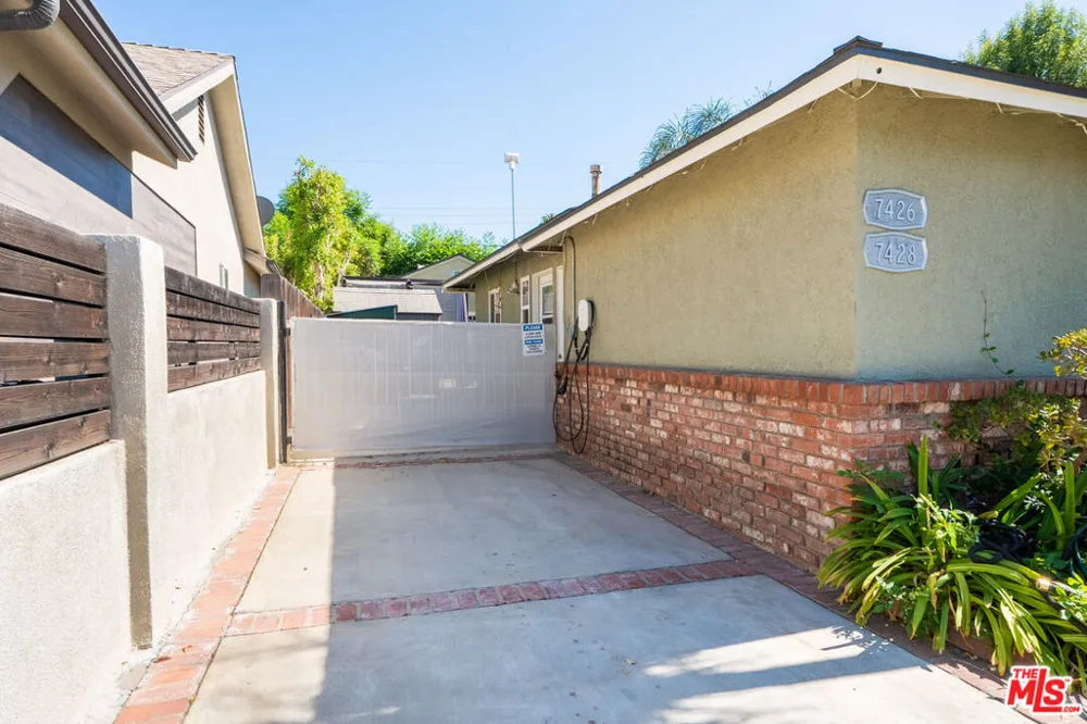 7426 Caldus Avenue Los Angeles, CA 91406