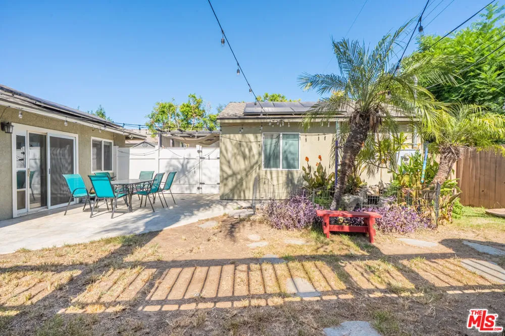 7426 Caldus Avenue Los Angeles, CA 91406