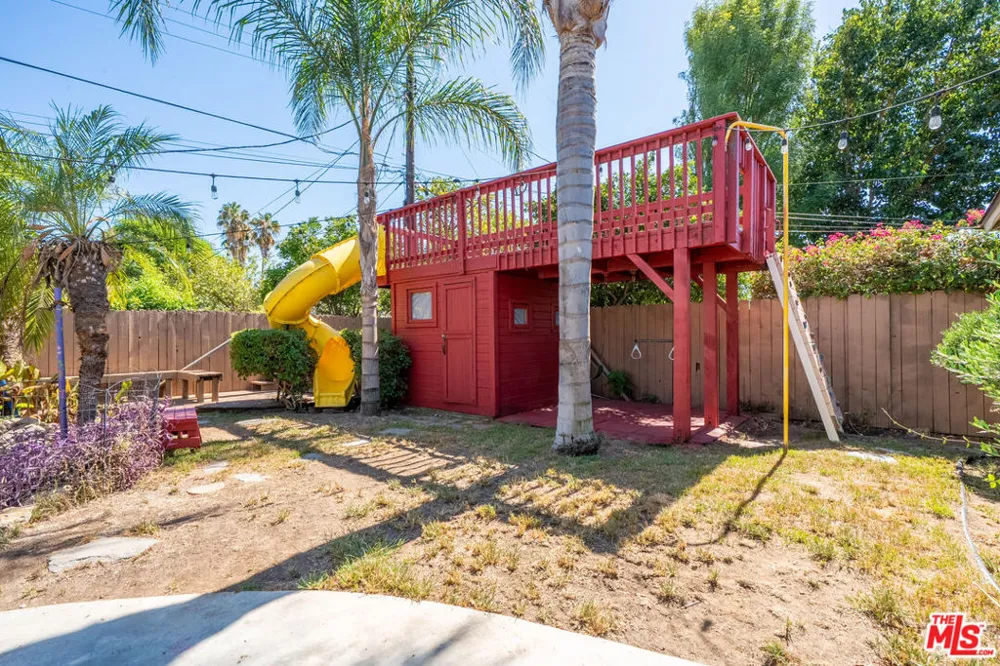 7426 Caldus Avenue Los Angeles, CA 91406