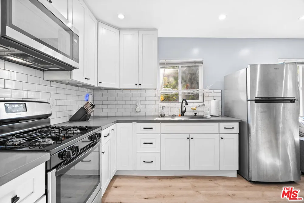 7426 Caldus Avenue Los Angeles, CA 91406