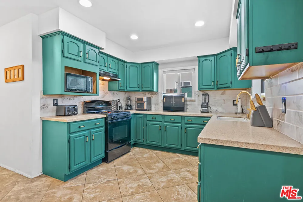7426 Caldus Avenue Los Angeles, CA 91406