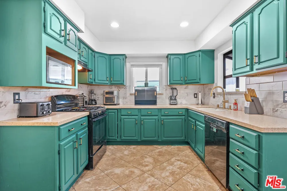 7426 Caldus Avenue Los Angeles, CA 91406