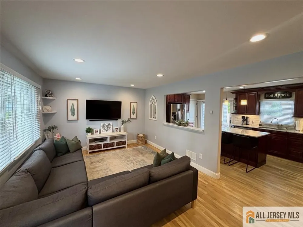 8 Tanglewood Lane Colonia, NJ 07067
