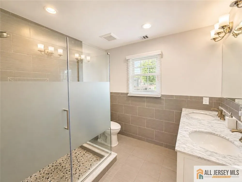 8 Tanglewood Lane Colonia, NJ 07067