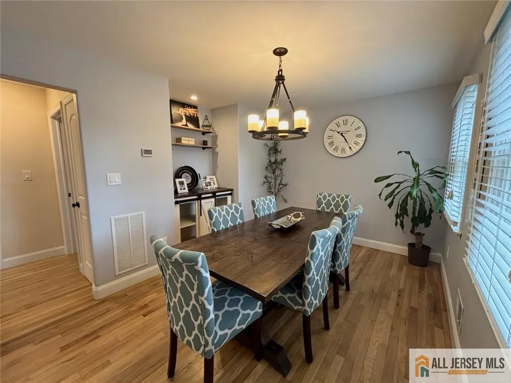 8 Tanglewood Lane Colonia, NJ 07067