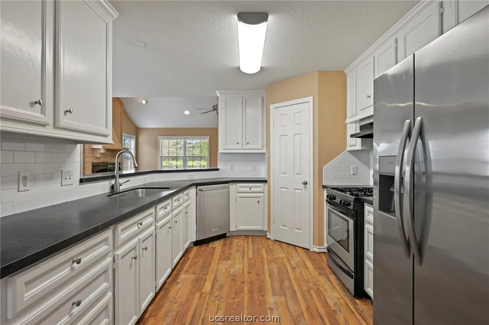 8688 Treebrook Lane Bryan, TX 77808