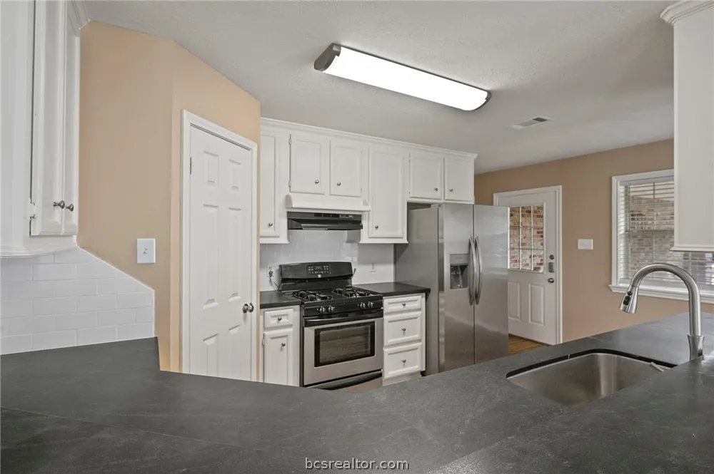 8688 Treebrook Lane Bryan, TX 77808