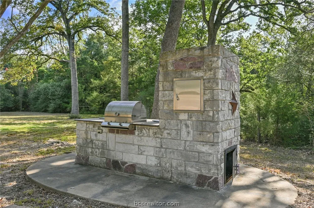 8688 Treebrook Lane Bryan, TX 77808