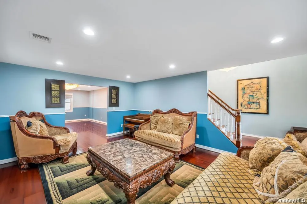 6 Garden Circle Syosset, NY 11791