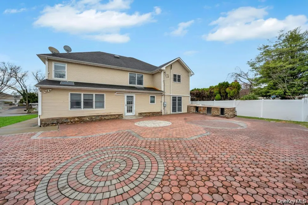 6 Garden Circle Syosset, NY 11791