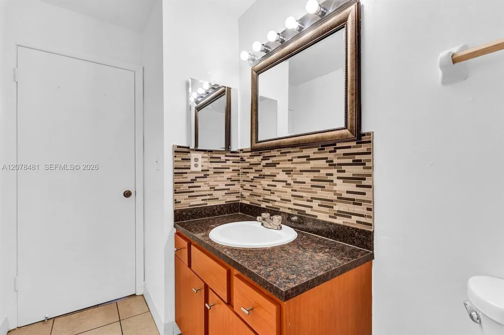 3449 NW 44th St #205 Oakland Park, FL 33309