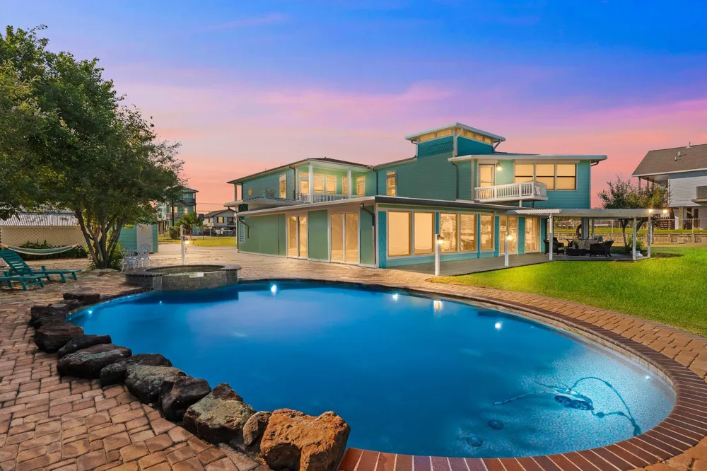 815 5th Street Dickinson, TX 77539