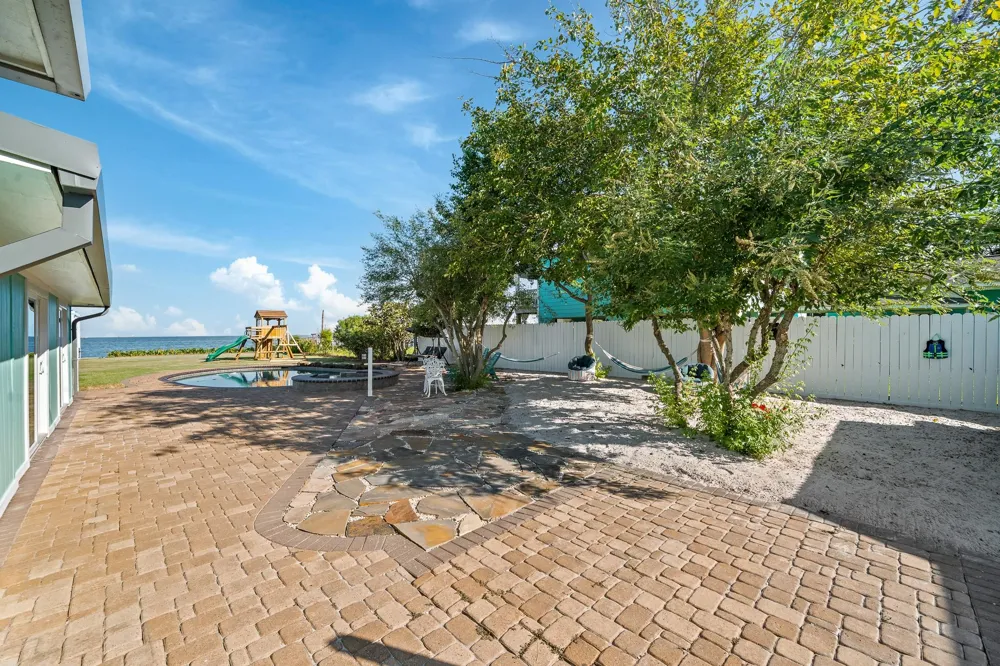 815 5th Street Dickinson, TX 77539