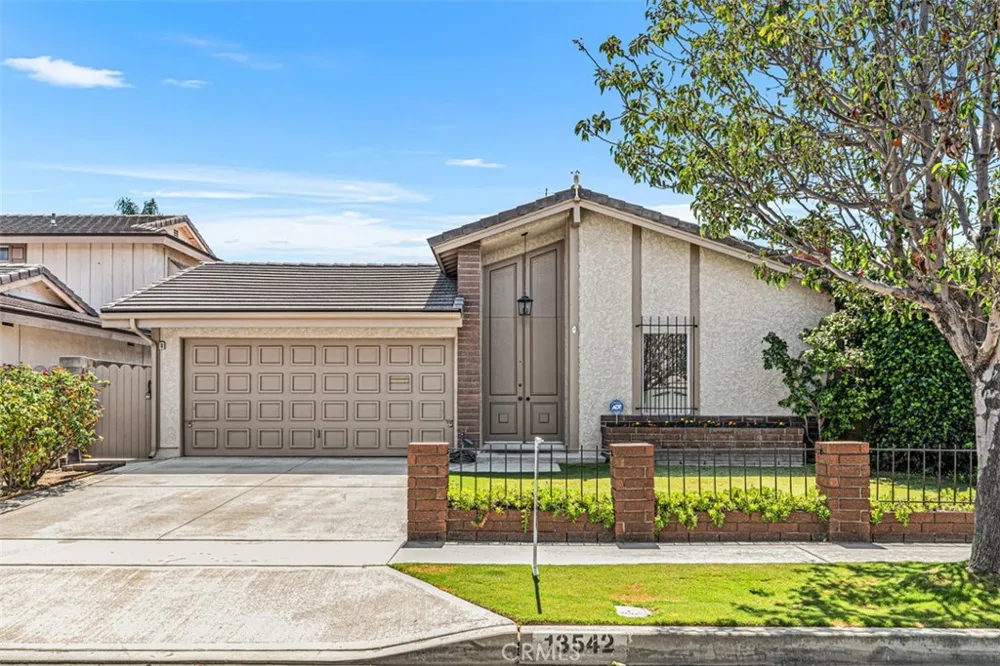 13542 La Jara Cerritos, CA 90703