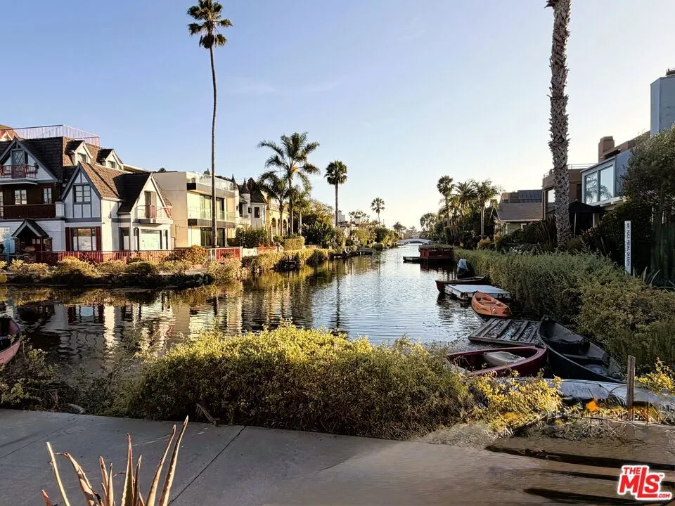 404 Venice Way Los Angeles, CA 90291