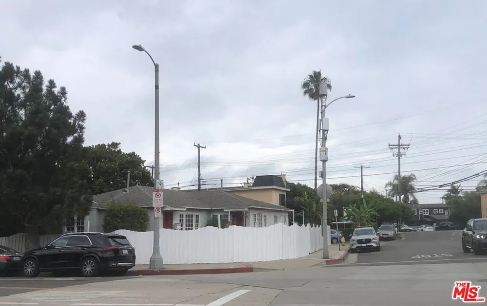 404 Venice Way Los Angeles, CA 90291