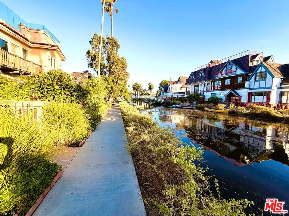 404 Venice Way Los Angeles, CA 90291