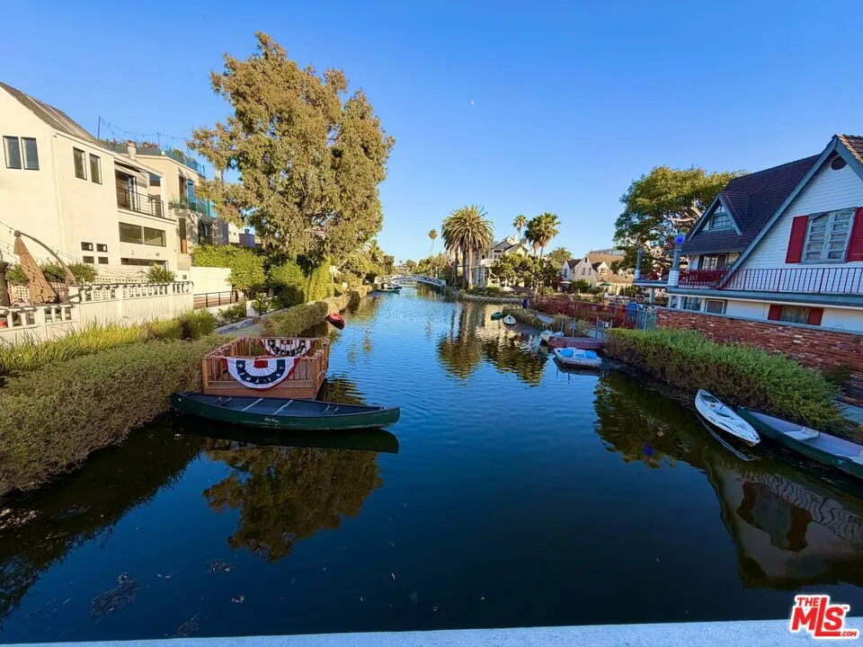 404 Venice Way Los Angeles, CA 90291