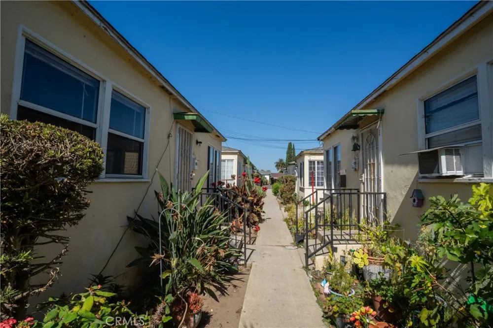 10901 S Freeman Inglewood, CA 90304