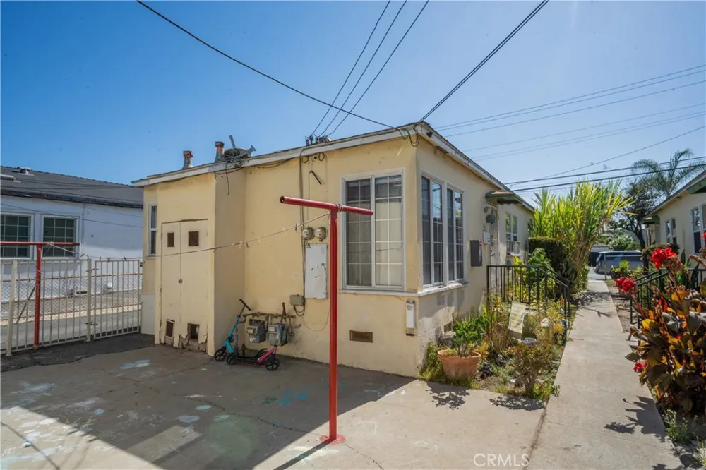10901 S Freeman Inglewood, CA 90304