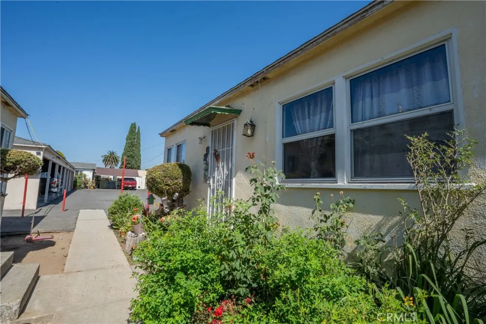 10901 S Freeman Inglewood, CA 90304