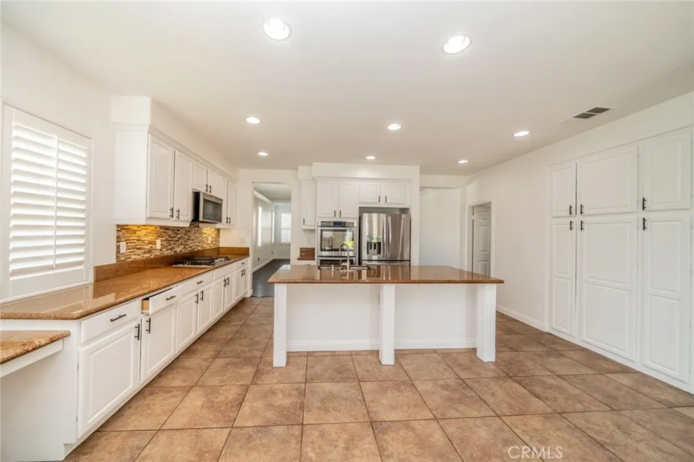 8274 Fern Grove Circle Riverside, CA 92508