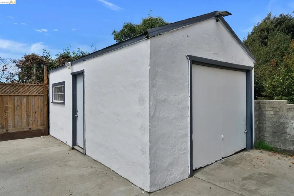 207 Bergedo Dr. Oakland, CA 94603