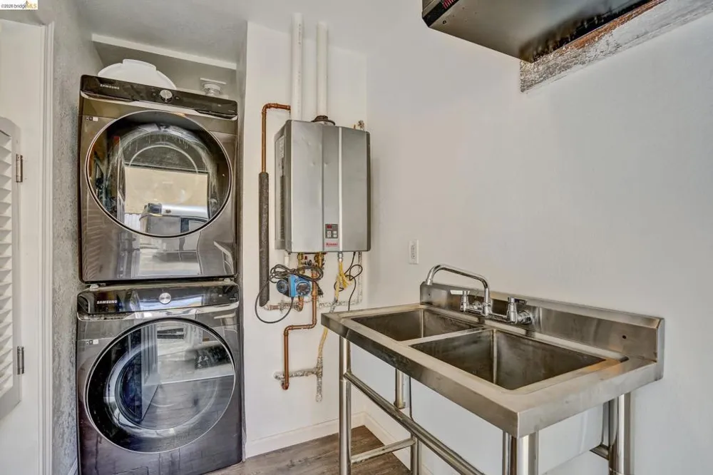 207 Bergedo Dr. Oakland, CA 94603