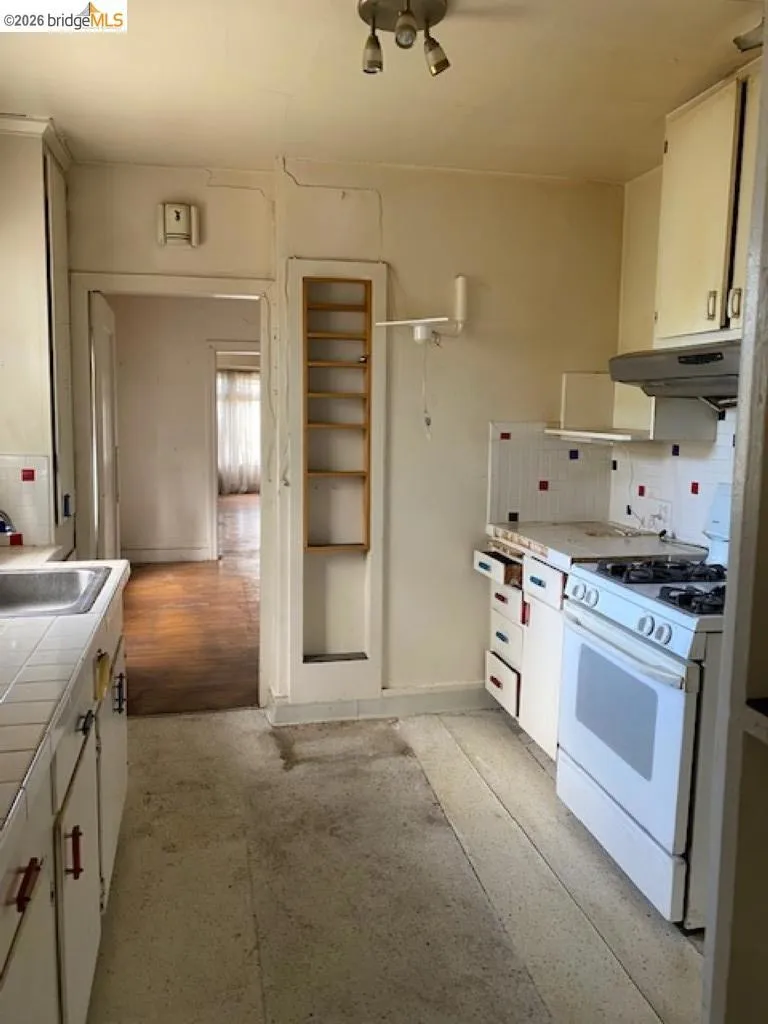 987 Yerba Buena Ave Oakland, CA 94608
