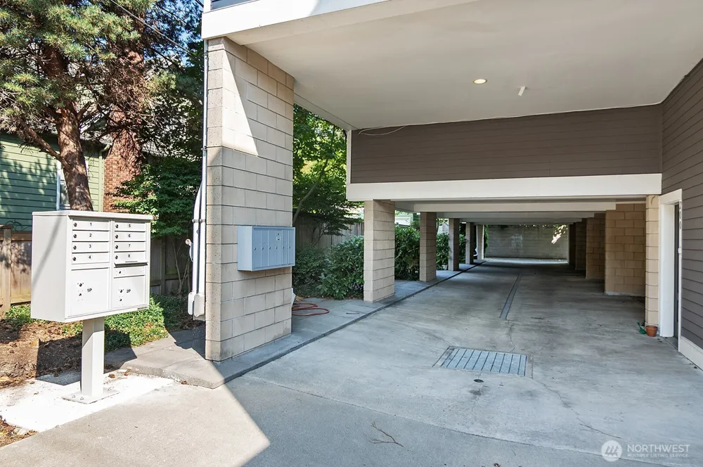 2502 50th Street #103 Seattle, WA 98103