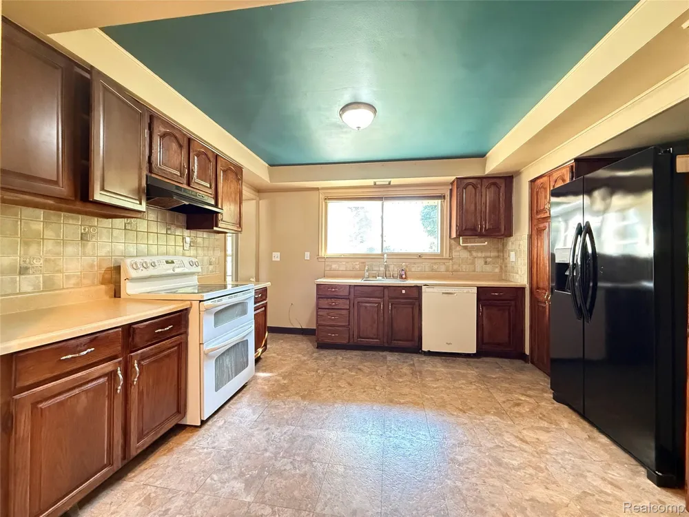 32410 HALMICH DRIVE Warren City, MI 48092