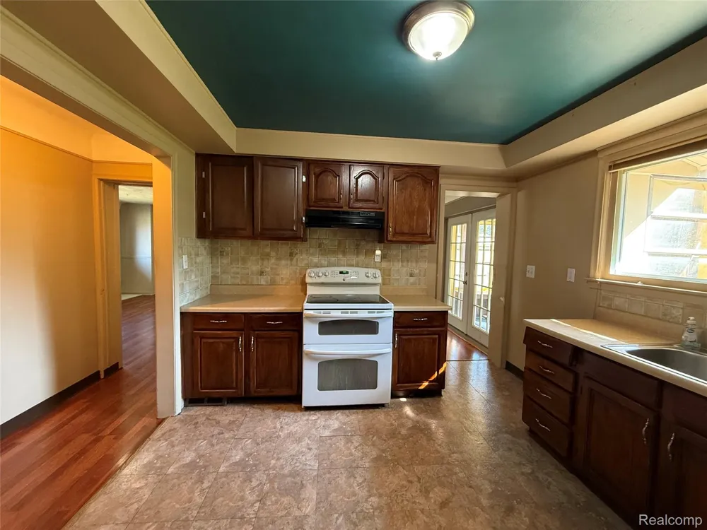 32410 HALMICH DRIVE Warren City, MI 48092