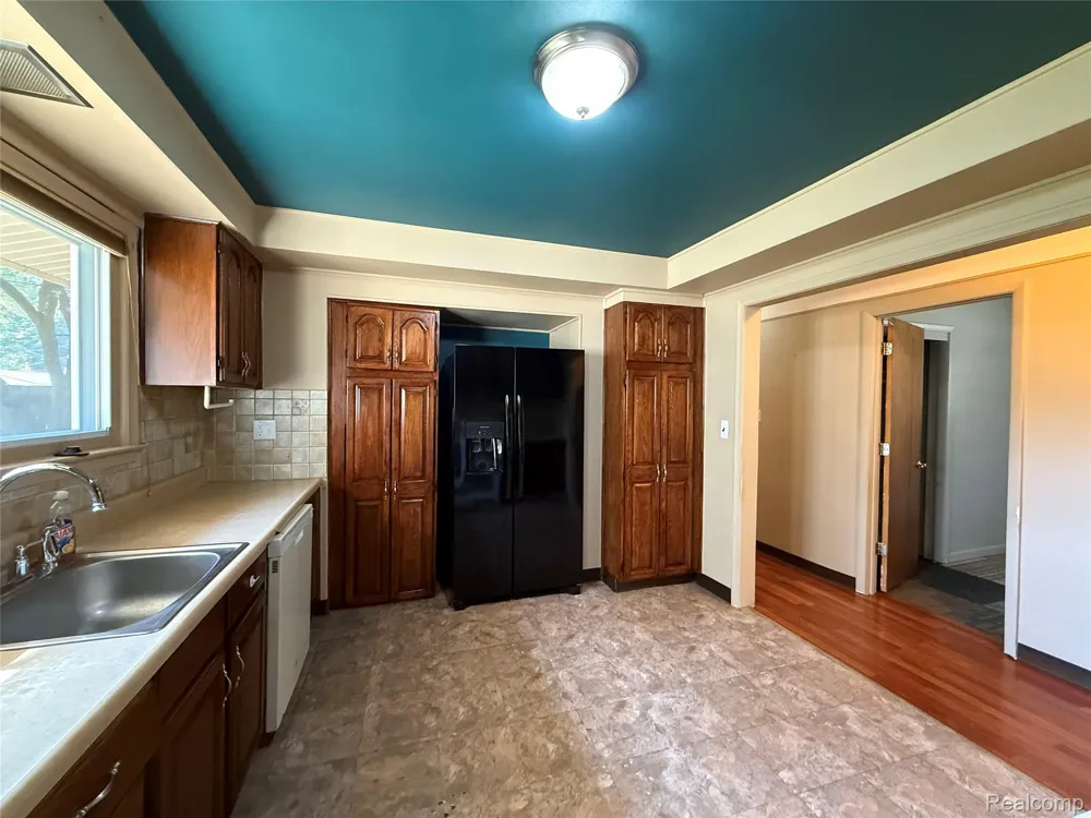 32410 HALMICH DRIVE Warren City, MI 48092