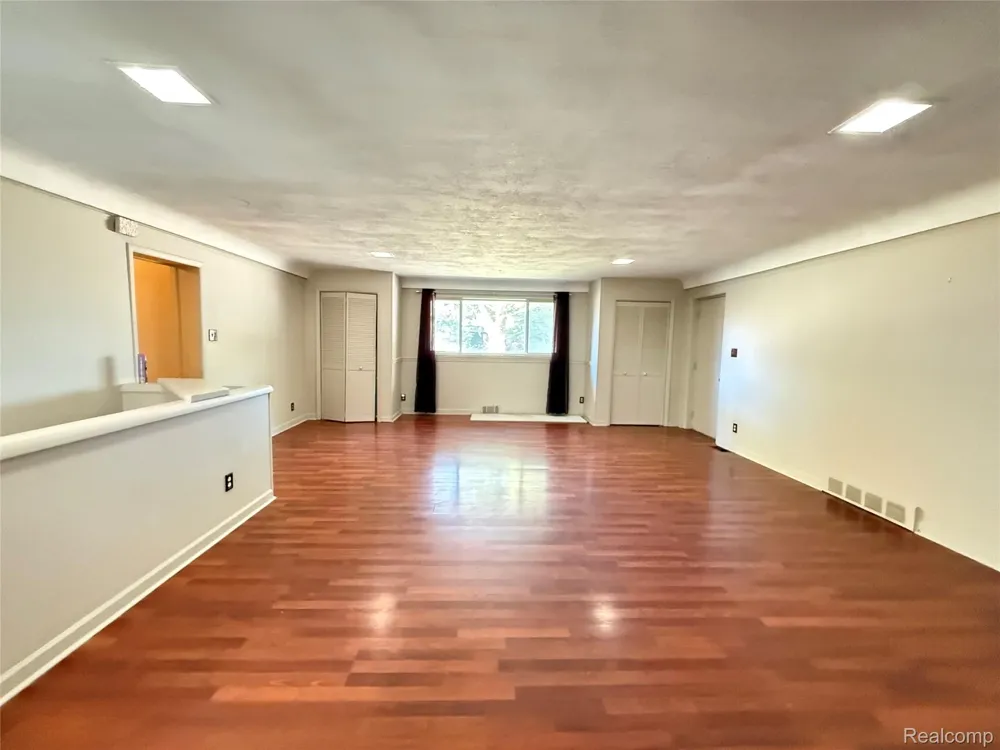 32410 HALMICH DRIVE Warren City, MI 48092