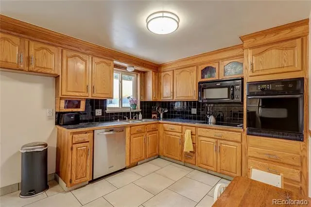 5550 Holland Drive Arvada, CO 80002