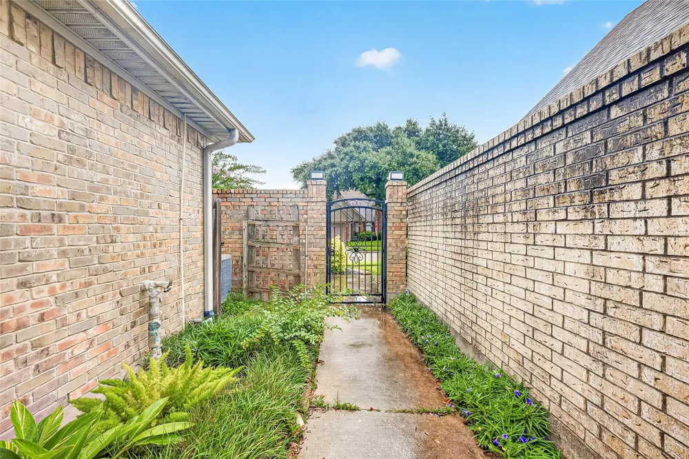4415 Country Club View Baytown, TX 77521