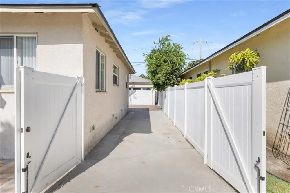 4647 Dunrobin Lakewood, CA 90713
