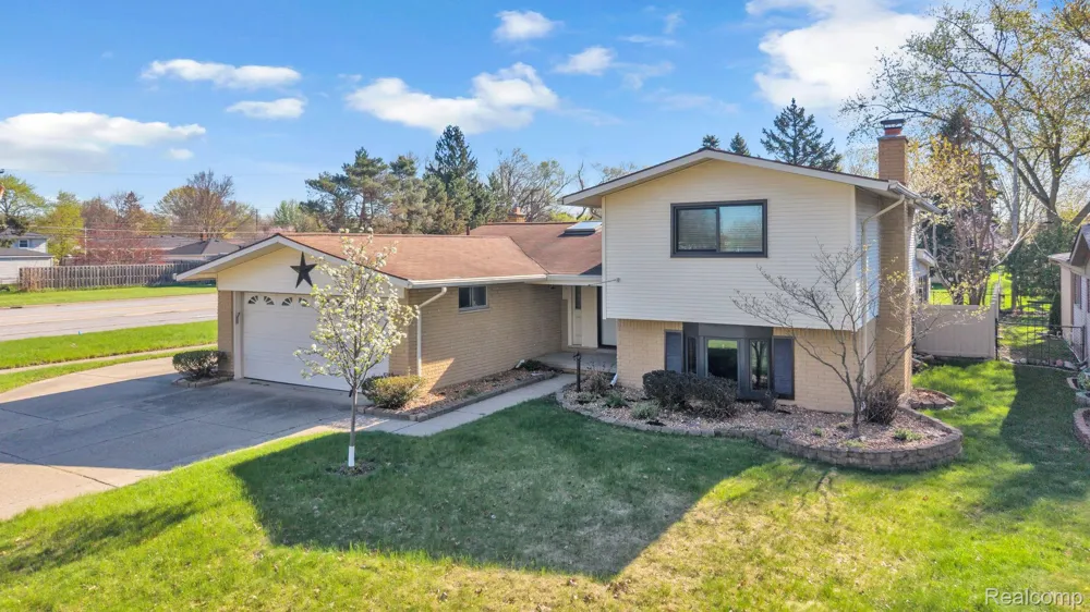 9498 Bassett Street Livonia City, MI 48150