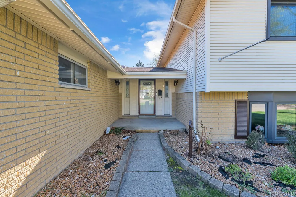 9498 Bassett Street Livonia City, MI 48150
